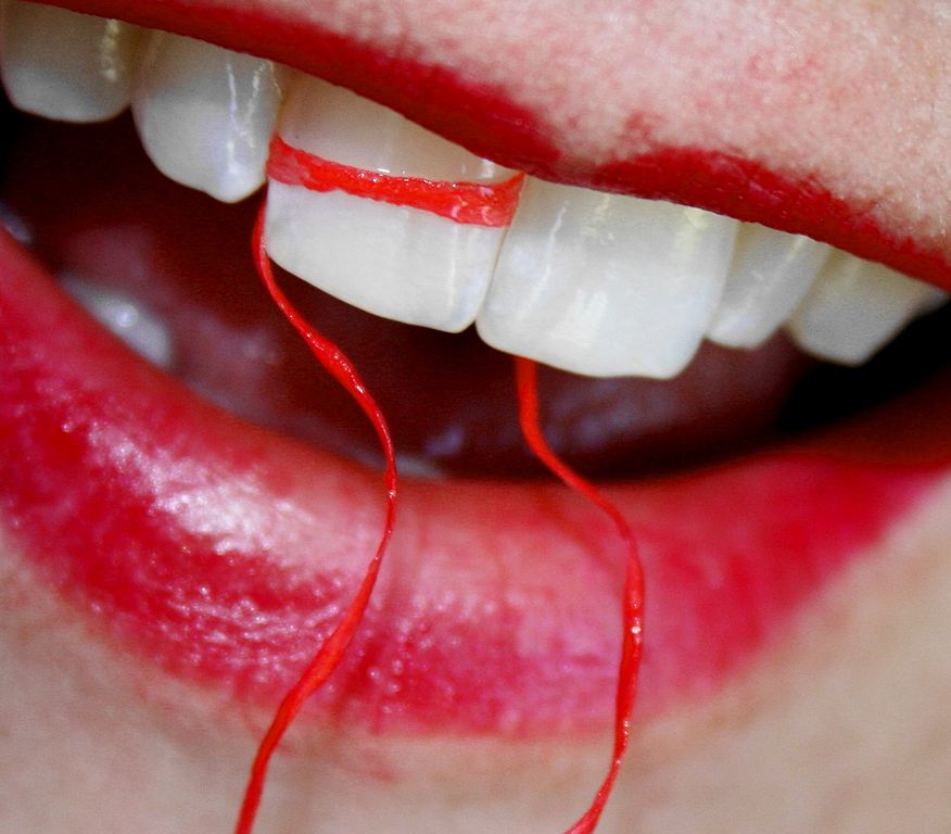 876px-Free_Macro_White_Teeth_With_Dental_Floss_and_Red_Lipstick_Creative_Commons_(509495525)